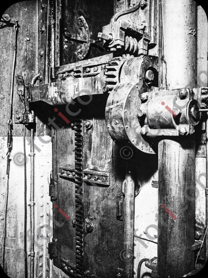 Schottentür eines Schiffes | Bulkhead door of a ship - Foto simon-titanic-196-070-sw.jpg | foticon.de - Bilddatenbank für Motive aus Geschichte und Kultur